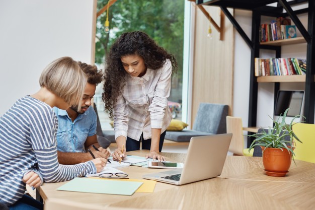 equipe de jovens empreendedores criativos trabalhando no projeto de equipe olhando atraves de informacoes sobre lucros no laptop escrevendo ideias no papel brainstorm conceito 176420 8306