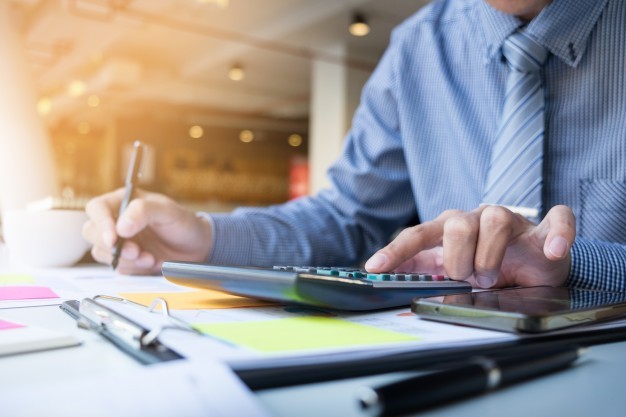 homem de financas empresariais calculando numeros de orcamento faturas e consultor financeiro trabalhando 1423 119