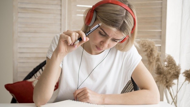 jovem estudante inteligente tentando entender a licao 23 2148552240