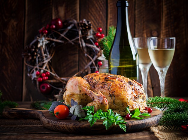 peru ou frango assado a mesa de natal e servida com peru decorada com enfeites brilhantes frango frito mesa posta ceia de natal 2829 20311