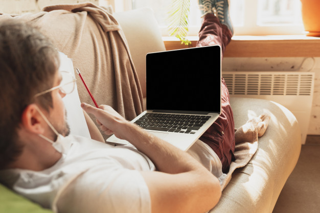 jovem estudando em casa durante cursos on line 155003 9138