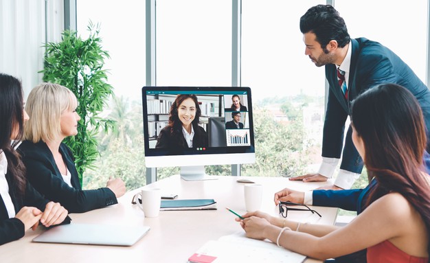 pessoas de negocios em grupo de videochamada reunidos em um local de trabalho virtual ou escritorio remoto 31965 8227