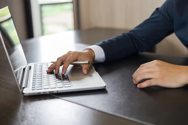 maos de homem negocios usando computador notebook em escrivaninha trabalhando em escritorio 41898 530