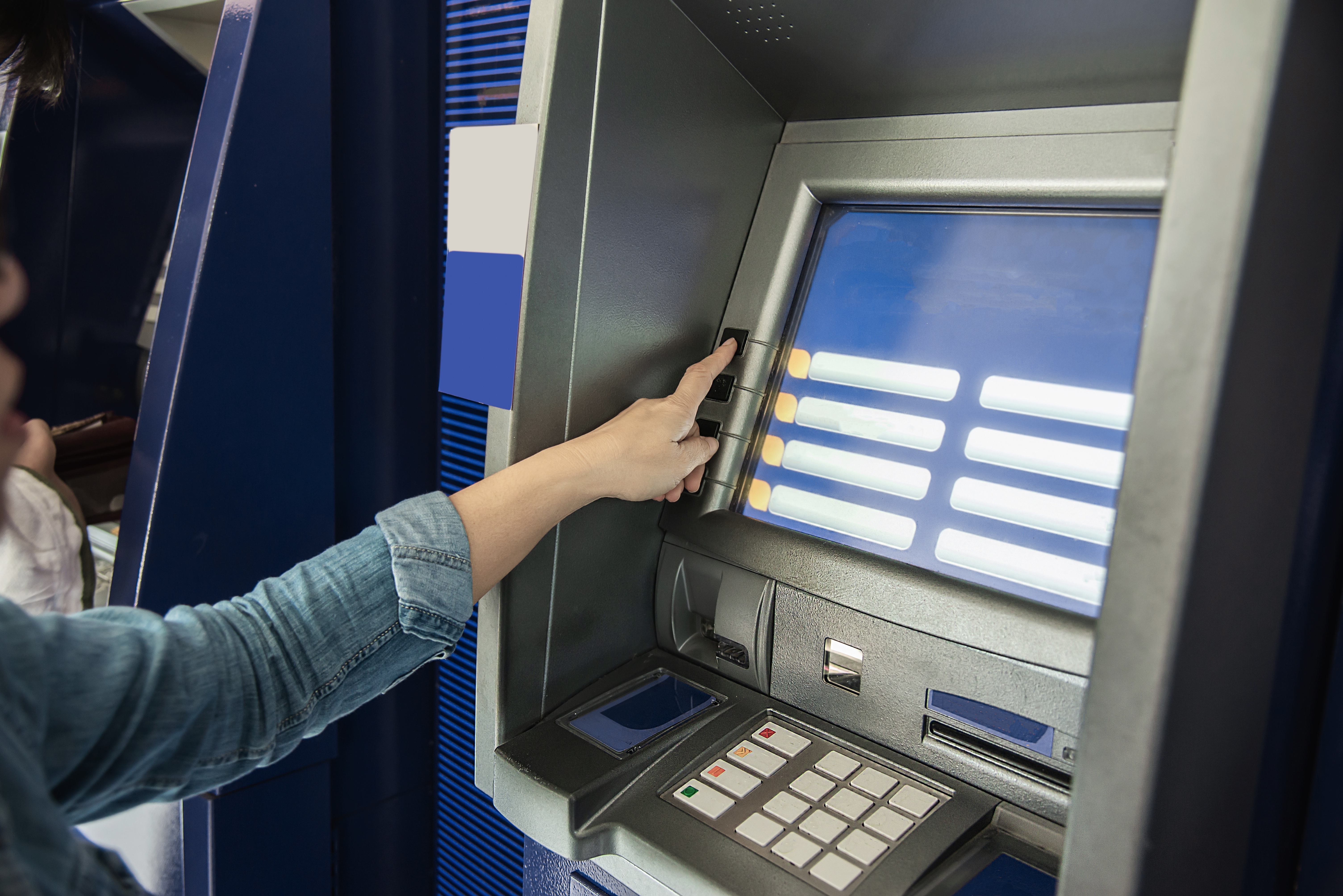 pessoas esperando para conseguir dinheiro de caixa automatico as pessoas retiraram dinheiro do conceito de caixa eletronico