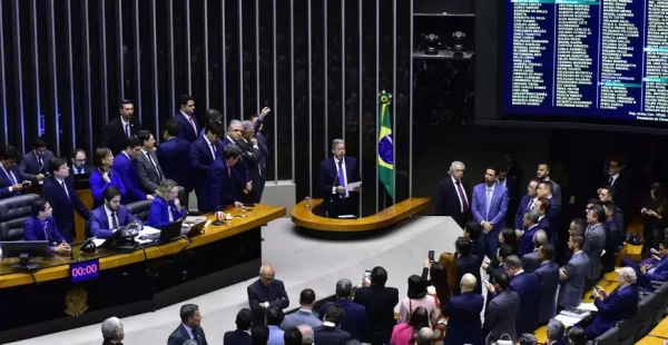 Reforma tributária é aprovada em dois turnos na Câmara dos Deputados