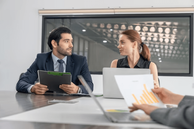 empresario procurando assistente feminina e sorrindo um para o outro questionando resultados de nego