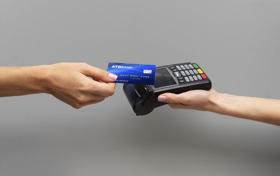 person paying with its credit card