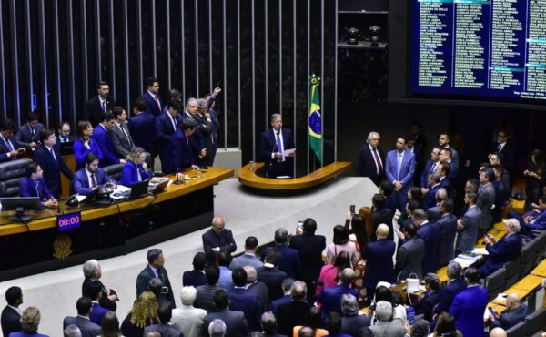 Senado pode barrar impostos gêmeos da reforma tributária