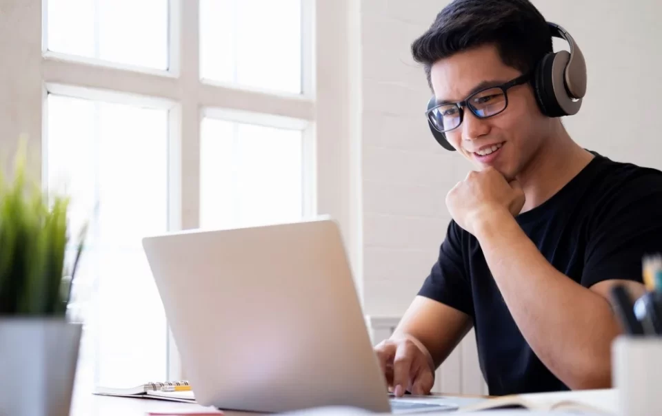 estudante computador portal